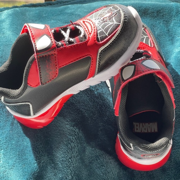Marvel Red and Black Sneakers with Velcro Closure Kids size 8 - Picture 13 of 13